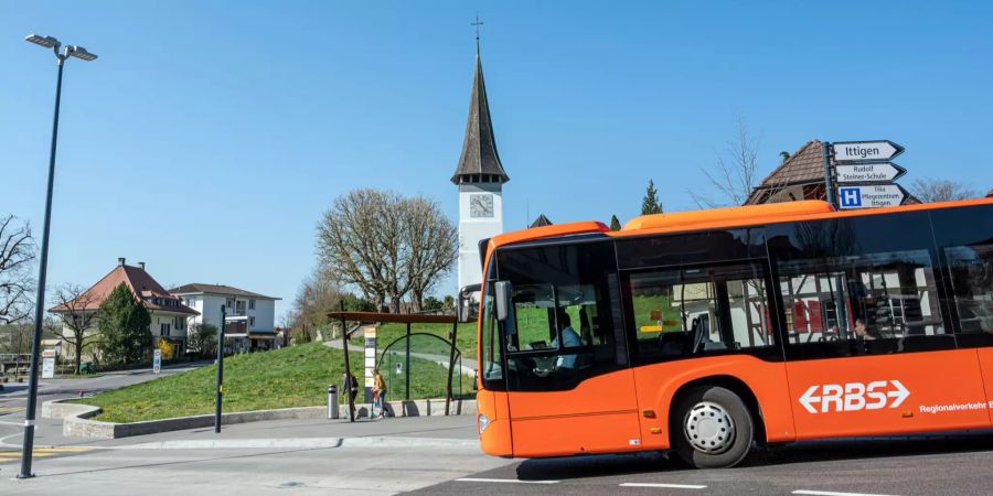 RBS Bus beim Sternenkreisel vor der Evangelisch Reformierten Kirche in Bolligen.