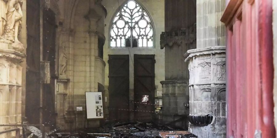 Verkohlte Trümmer liegen in der Kathedrale von Nantes. Foto: Sebastien Salom-Gomis/AFP/dpa