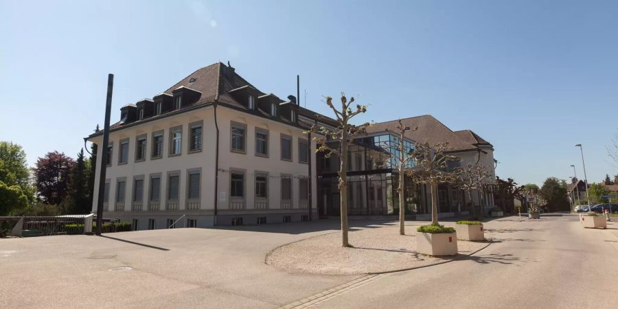 Das Schulhaus Alpen in Wallisellen.