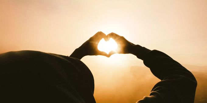 Durch Spenden kann man bedürftigen Menschen, Tieren oder der Umwelt helfen. spenden