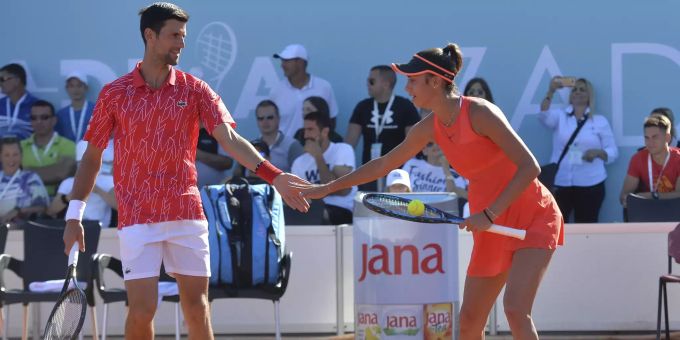 Novak Djokovic berüht die Hand von Olga Danilovic während der Adria Tour. Novak Djokovic Coronavirus
