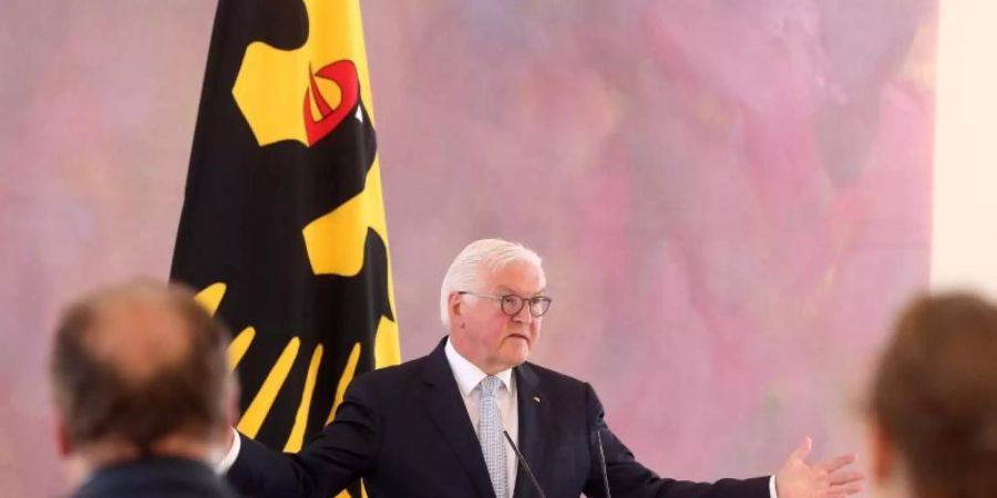 Bundespräsident Frank-Walter Steinmeier ruft die Unternehmen in Deutschland auf, auch in der Corona-Krise weiter auszubilden. Foto: Wolfgang Kumm/dpa