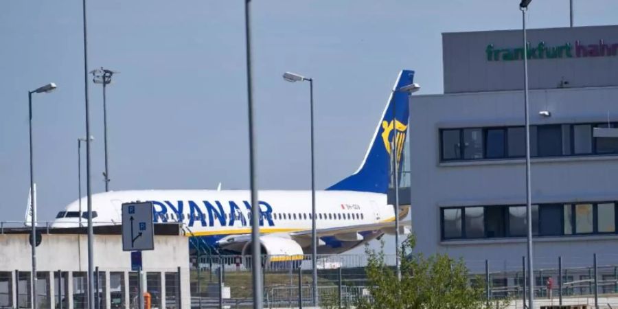 Eine Maschine des irischen Billigfliegers Ryanair steht vor dem Passagierterminal des Flughafens Hahn im Hunsrück. Foto: Thomas Frey/dpa