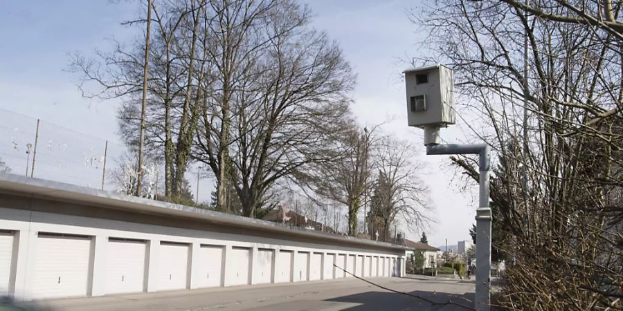 In der Tempo-30-Zone wird das Limit von der Hälfte aller Fahrzeuglenker überschritten: Radarkasten in Biel. (Archivbild)