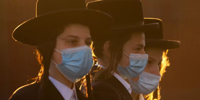 Ultra-Orthodoxe Juden in Jerusalem tragen Schutzmasken. Virus Outbreak Israel