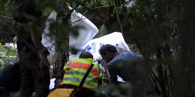 Einsatzkräfte der Polizei stehen am Wrack eines Ultraleichtflugzeugs. Das Ultraleichtflugzeug mit zwei Männern ist am Sonntagabend in einen Wald bei Rheinstetten abgestürzt. Die zwei Männer, die mit dem Flugzeug unterwegs waren, seien nach ersten Erkenntnissen wahrscheinlich tot, sagte ein Sprecher der Polizei in Karlsruhe karlsruhe flugzeugabsturz