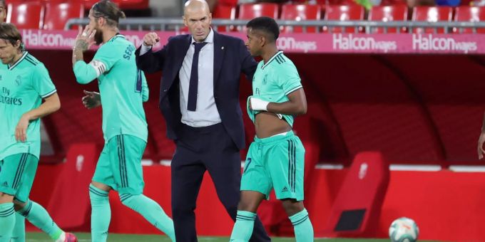 Zinedine Zidane (Mitte) fehlt mit Real Madrid noch ein Sieg zum Meistertitel. FC Barcelona Real Madrid
