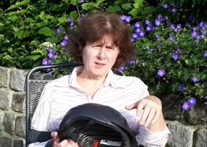 «Bauer sucht Frau»: Iris Abel zeigt ihren gebrochenen Helm. «Bauer sucht Frau»