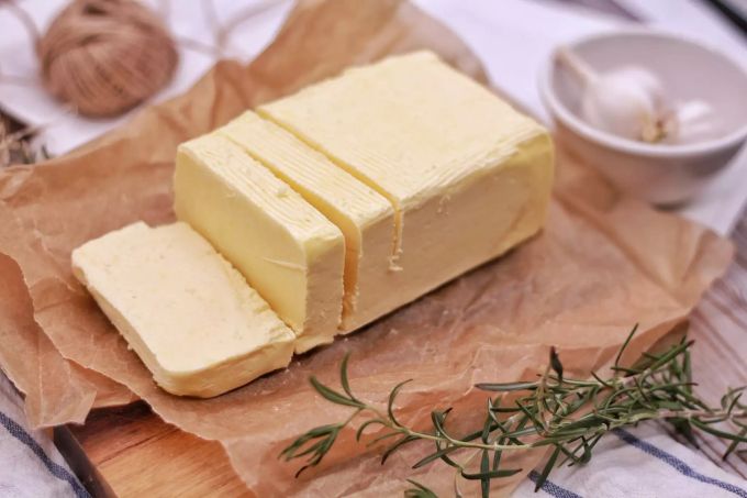 Das Bundesamt für Landwirtschaft will zusätzlich tausend Tonnen Butter importieren. butter