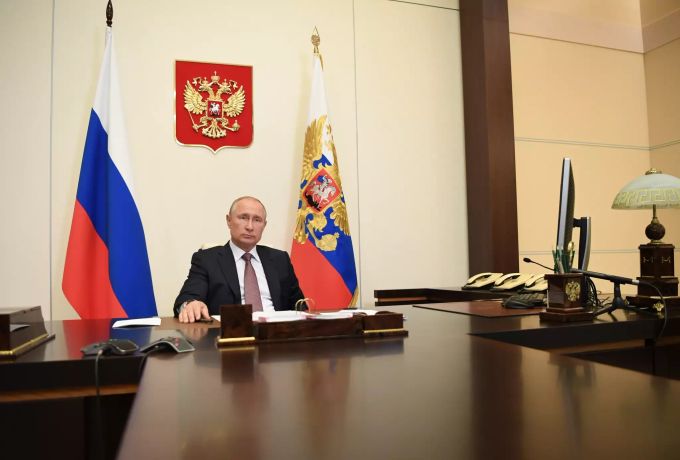 Wladimir Putin, Präsident von Russland, nimmt im Anwesen Nowo-Ogarjowo an einer Videokonferenz zu der Eröffnung der medizinischen Einrichtungen für die Behandlung von Covid-19-Patienten teil. Die Einrichtungen wurden von dem russischen Verteidigungsministerium gebaut. Coronavirus - Russland
