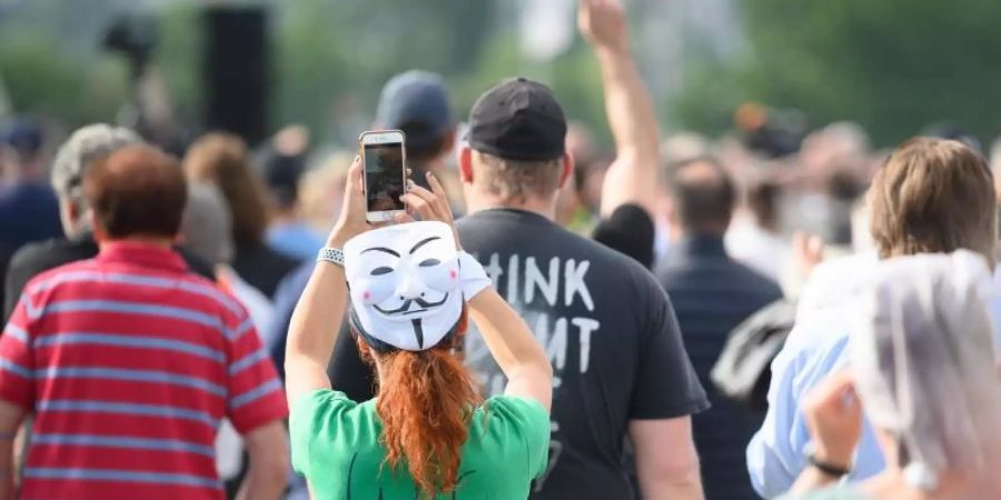 Auch in Stuttgart demonstrierten Menschen gegen die Corona-Beschränkungen. Foto: Sebastian Gollnow/dpa