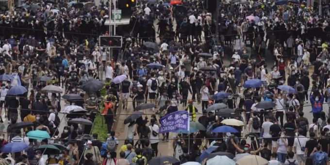Zahlreiche Demonstranten gingen am Wochenende in Hongkong gegen Pekings geplantes Sicherheitsgesetz auf die Strasse. Foto: Vincent Yu/AP/dpa