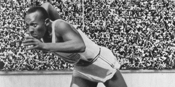 Jesse Owens bei den Olympischen Spielen 1936 in Berlin, wo er vier Goldmedaillen gewann. Jesse Owens
