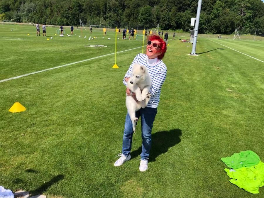 Heliane Canepa präsentiert beim Training des FCZ ihren neuen Hund «Chilla».