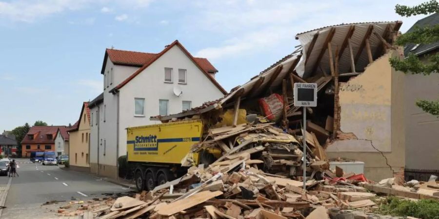 Ein Lkw ist am Morgen im thüringischen Altkirchen in ein Haus gefahren. Foto: Bodo Schackow/dpa-Zentralbild/dpa