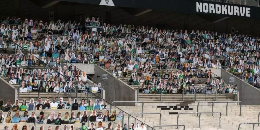 Im Borussia-Park stehen Pappaufsteller von Fans von Borussia Mönchengladbach. Foto: Marius Becker/dpa