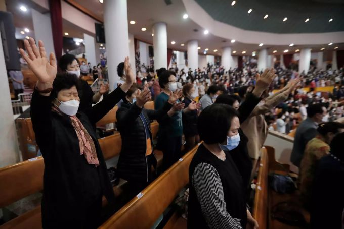 Christen mit Mundschutz besuchen einen Gottesdienst der Kirche «Yoido Full Gospel Church». Südkoreas Präsident Moon mahnte in einer Rede zum dritten Jahrestag seines Amtsantritts, bei der Wachsamkeit gegen den Covid-19-Ausbruch nicht nachzulassen. Südkorea meldet den stärksten Anstieg von Corona-Fällen seit vier Wochen. Coronavirus - Südkorea