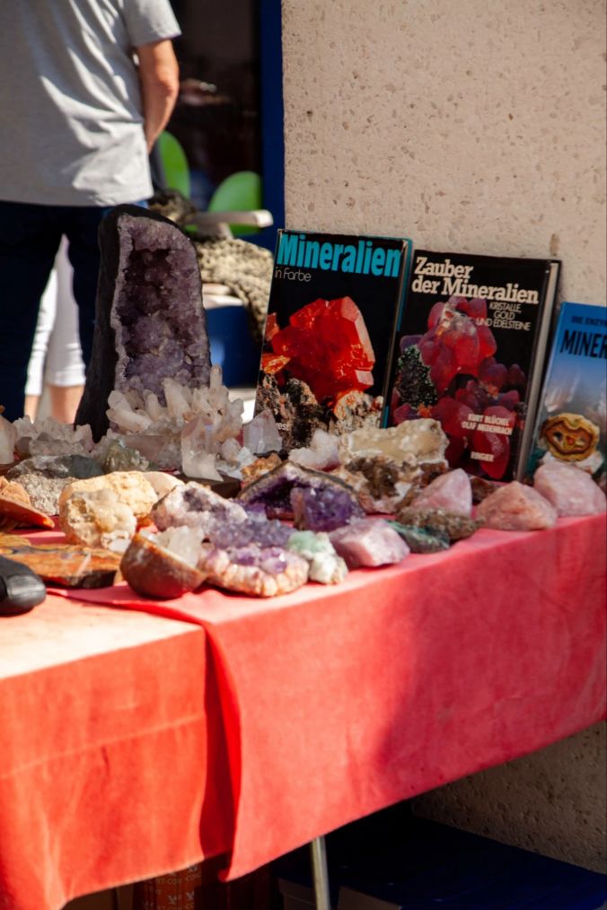 Von Kristalle bis Kleider, man findet alles am Flohmarkt Dietikon