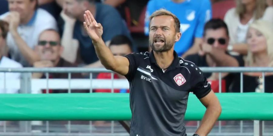 Bleibt Trainer bei Aufsteiger Würzburger Kickers: Michael Schiele. Foto: Daniel Karmann/dpa