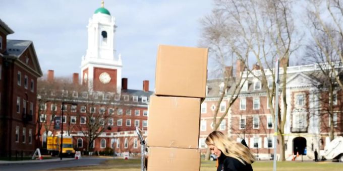 Harvard will wegen des Streits mit Trump sparen, der Präsident setzt den Rotstift bei sich selbst an. Universität Coronavirus