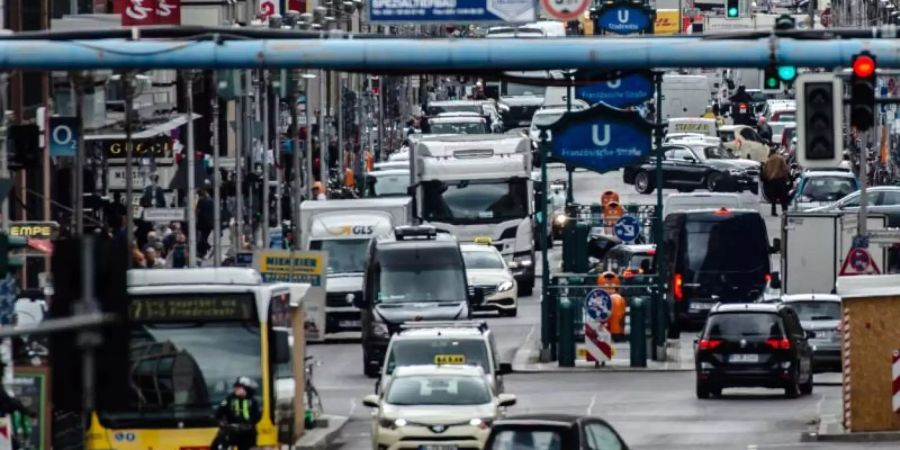 Reger Betrieb herrscht auf der Friedrichstrasse/Unter den Linden in Berlin. Mit Corona hat sich der Wettbewerb noch einmal verschärft. Foto: Paul Zinken/dpa