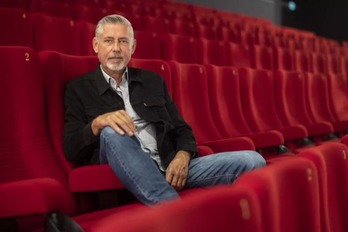 René Gerber, Generalsekretär von dem Schweizerischen Verband für Kino und Filmverleih ProCinema, posiert in einem Kinosaal der Arena Cinemas, aufgenommen am Mittwoch, 3. Juni 2020 in Zürich. Kinos Wiedereröffnung Gerber