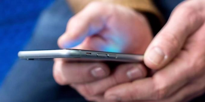 Die Handy-App zur Eindämmung des Coronavirus in Deutschland gelangt nicht automatisch aufs Smartphone. Foto: Hauke-Christian Dittrich/dpa Die Handy-App zur Eindämmung des Coronavirus in Deutschland gelangt nicht automatisch aufs Smartphone. Foto: Hauke-Christian Dittrich/dpa