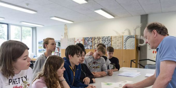 Es fehlt an qualifizierten Lehrern in der Deutschschweiz. Eine Umfrage des Verbandes Schulleiterinnen und Schulleiter Schweiz zeigt, dass für offene Stellen viel zu wenig Bewerbungen eingehen. (Themenbild) lehrer deutschschweiz