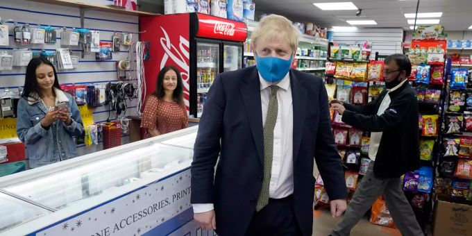 In der Öffentlichkeit - Boris Johnson zeigt sich erstmals mit Maske