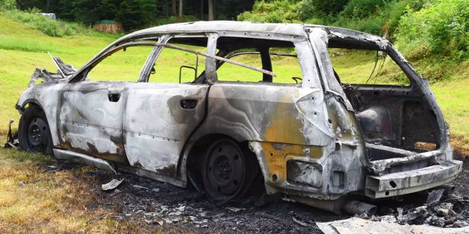 Das Fahrzeug in Emmetten NW brannte komplett aus. emmtten autobrand