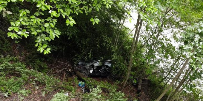 Das Fahrzeug in der Bildmitte, mit dem die 85-jährige Frau vermutlich 160 Meter abstürzte. Das Fahrzeug in der Bildmitte, mit dem die 85-jährige Frau vermutlich 160 Meter abstürzte.