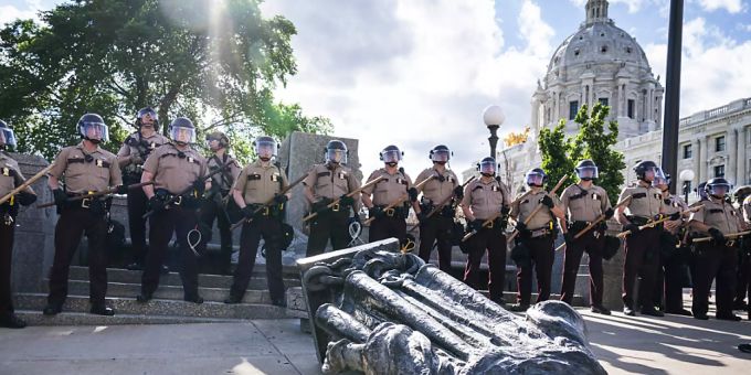 In den USA - Kolumbus-Denkmal von Demonstranten demontiert