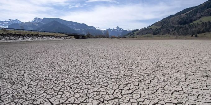 Bis hier wieder Wasser steht, dauert es eine Weile: Der Sihlsee bei Euthal SZ Mitte April. Trockenheit