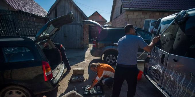 Mitglieder einer Roma-Familie putzen ihre Fahrzeuge. (Symbolbild) Roma Gypsy