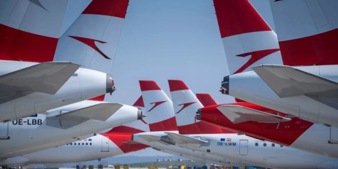 Flugzeuge der Austrian Airlines stehen am Flughafen Wien-Schwechat. Die Lufthansa-Tochter Austrian Airlines (AUA) hat sich mit den Beschäftigten auf ein millionenschweres Sparpaket geeinigt, bei dem die Mitarbeiter zeitweise auf bis zu 15 Prozent ihres Gehalts verzichten. Die von der Corona-Krise schwer getroffene Fluglinie will so bis 2024 rund 300 Millionen Euro beim Personal einsparen. Foto: AUSTRIAN AIRLINES/APA/dpa aua