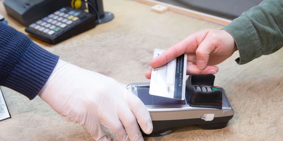 Einkäufe werden immer häufiger mit Girocard beglichen.