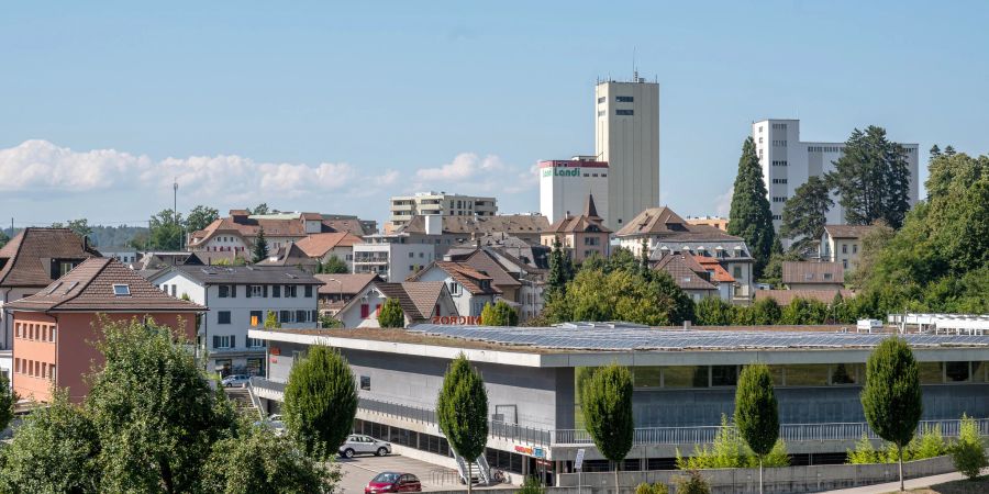 Die Silotürme der Landi und der Mühle Düdingen. Im Vordergrund unten der Migros Supermarkt an der Käsereistrasse 3.