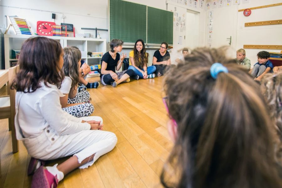 Ob ein Kind mit vier oder fünf Jahren in den Kindergarten kommt, kann sich auf seinen späteren Bildungsweg auswirken. (Symbolbild)