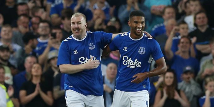 Profispieler Mason Holgate (r) feiert mit Everton-Fan Paul Stratton dessen Elfmeter-Tor. Paul Stratton everton fan