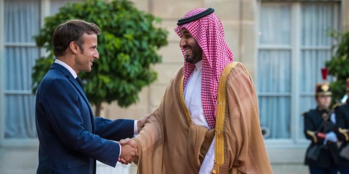Emmanuel Macron und Kronprinz Mohammed bin Salman geben sich die Hand. Macron Kronprinz