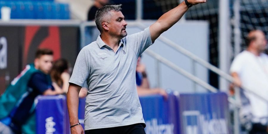 Bochums Trainer Thomas Reis coacht seine Mannschaft aktiv während einer Partie.