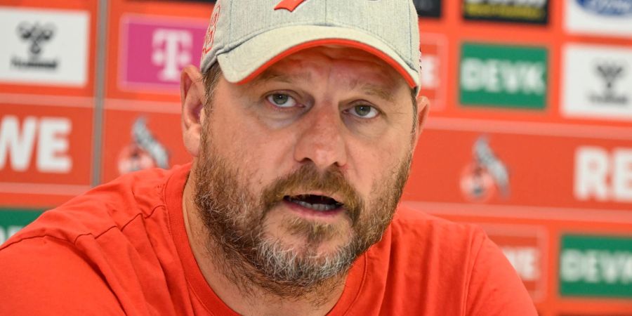 Der Trainer des 1. FC Köln, Steffen Baumgart, spricht während einer Pressekonferenz.