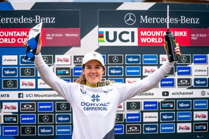 Camille Balanche nach ihrem Sieg im Downhill Downhill
