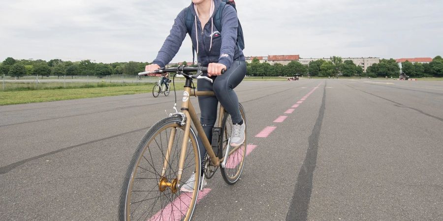 Damit die gute Laune anhält: Kopfhörer wenn überhaupt nur so nutzen, dass die Geräusche der Umgebung im Verkehr noch wahrgenommen werden können.