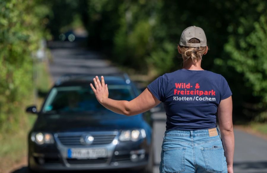 Autos wurden angehalten, da der Park geschlossen ist.