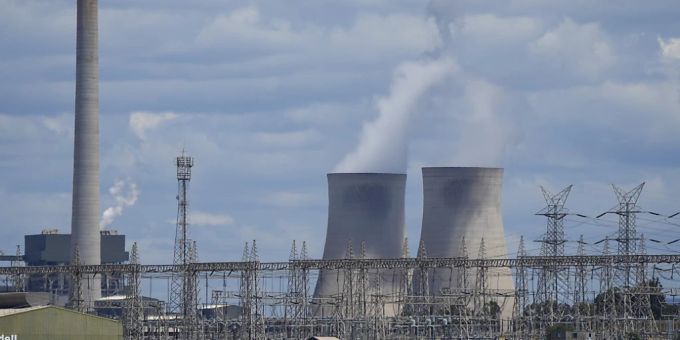 ARCHIV - Das Liddell-Kraftwerk (l) und das Bayswater-Kraftwerk, ein mit Kohle betriebenes Wärmekraftwerk. Australiens neues Klimaschutzgesetz hat die letzte Hürde genommen: Nach dem Repräsentenhaus hat am Donnerstag auch der Senat in der Hauptstadt Canberra für das Gesetz gestimmt, mit dem das Land seine Klimaziele für die nächsten Jahre festlegt. Foto: Mark Baker/AP/dpa australien