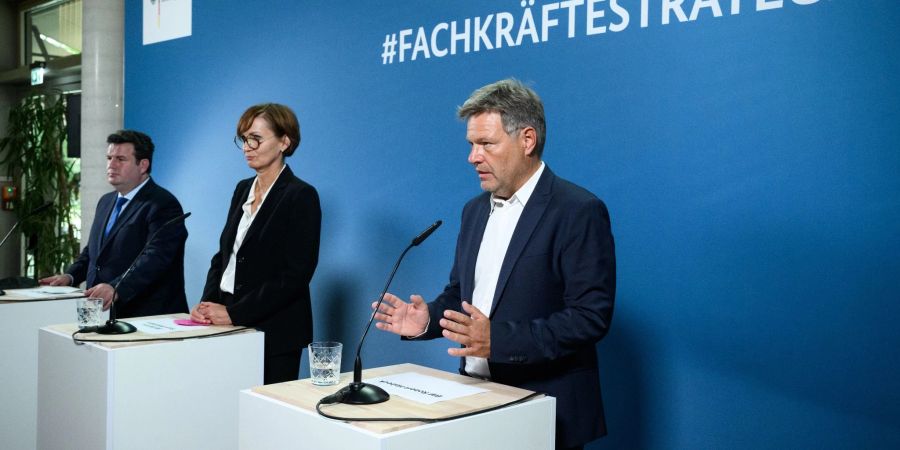 Arbeitsminister Hubertus Heil (l.), Bildungsministerin Bettina Stark-Watzinger und Wirtschaftsminister Robert Habeck nach dem Treffen der Bundesregierung mit Vertretern der Wirtschaft und der Gewerkschaften zum Fachkräftemangel.