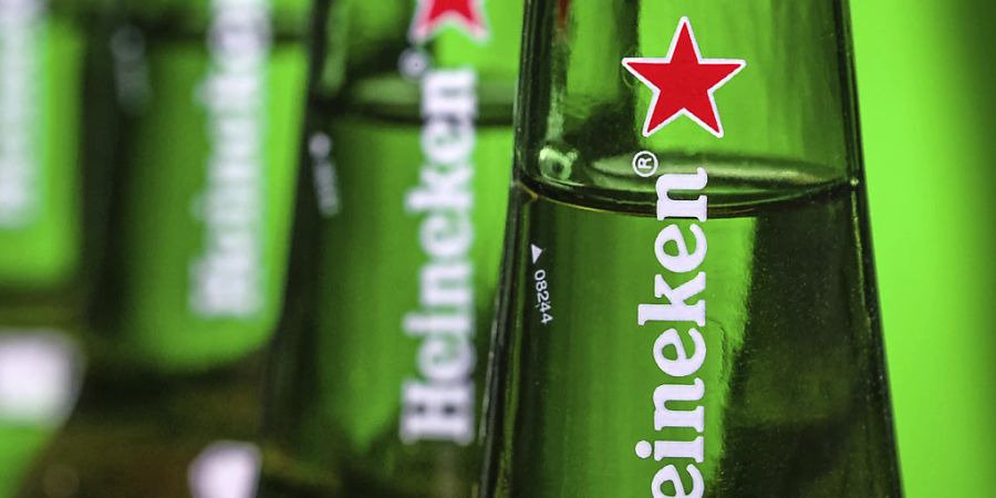 Flaschen des niederländischen Bierherstellers Heineken - der weltweit zweitgrösste Brauereibetrieb. (Archivbild)