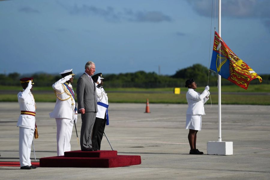 Prinz Charles, damals britischer Thronfolger, wird bei seiner Ankunft in Antigua mit Ehren begrüsst (2017).