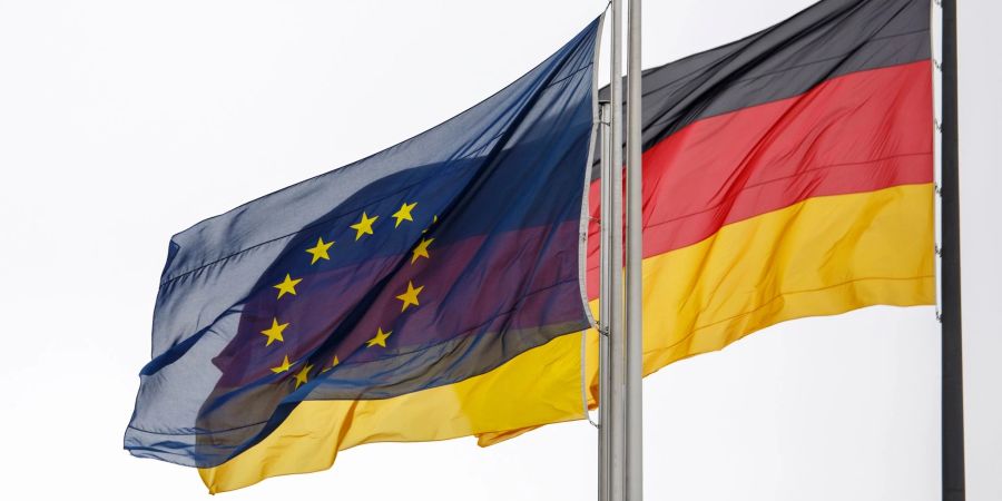 Eine Deutschlandflagge (r) und eine Europaflagge: Kommen alle Solidaritätsabkommen mit Deutschland zur Gaslieferung im Notfall zustande?